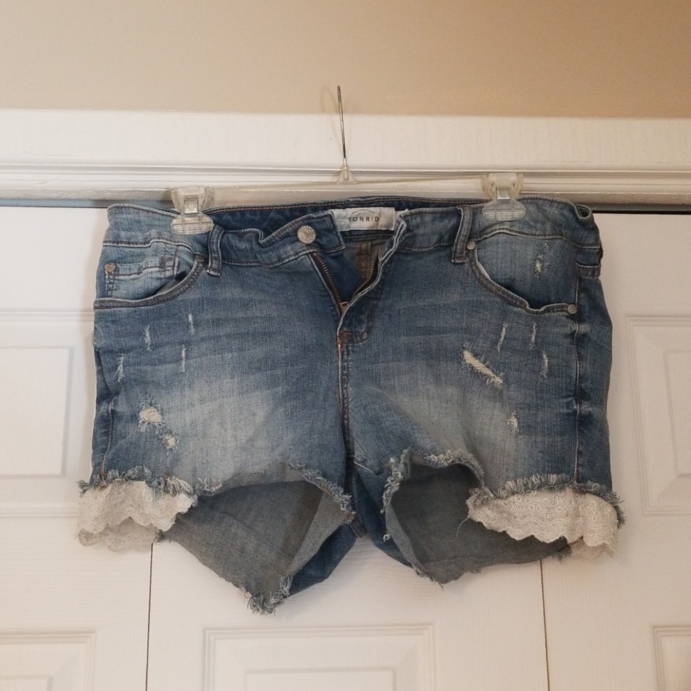 EUC TORRID SHORTS SZ 16